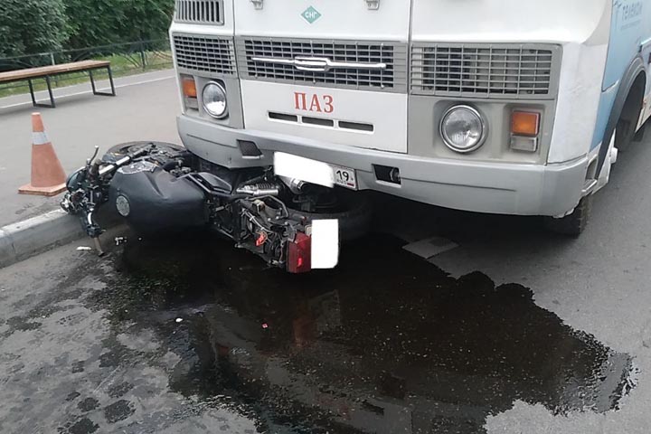 В Абакане разворачивающийся по Жукова автобус смял мотоцикл